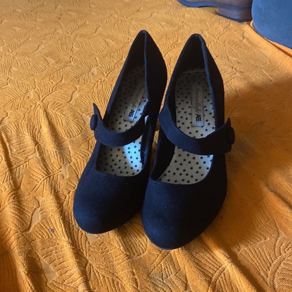 Cutsey low heel black shoes American eagle strap on side - Picture 7 of 7